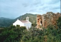 Ruinen von Windmhlen und eine kleine Kapelle