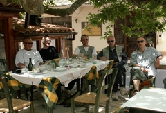 Kreta-Mafia beim Mittagesen in Vmos (Foto: Katja Viehler)